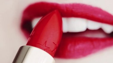 Dudakları kırmızı ruj ve beyaz dişli gülümseme, makro yakın plan mutlu kadın gülümsemesi, diş sağlığı ve güzellik makyajı