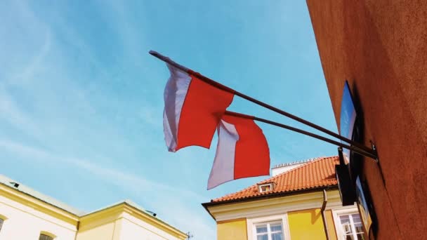 Rot-weiße polnische Flagge auf einem Gebäude in Warschau, Polen, Nationaler Unabhängigkeitstag — Stockvideo