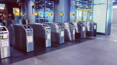 Şehir merkezindeki modern metro istasyonu, şehir ulaşımı olarak metro tüpü.