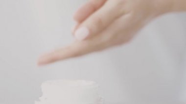 Kadın ve cilt bakımı rutini, kadın eli sağlıklı cilt için nemlendirici krem veya vücut losyonu sürüyor, organik kozmetik ürünler ve lüks güzellik markası