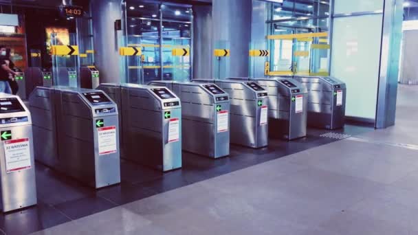 Moderna estación de metro en el centro de la ciudad, metro como transporte urbano — Vídeo de stock