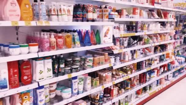 Étagères avec cosmétiques et produits de beauté dans une pharmacie, un service à la clientèle et des achats — Video