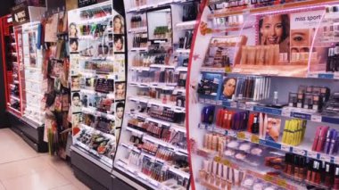 Eczanede kozmetik ve güzellik ürünleri olan raflar, müşteri hizmetleri ve alışveriş