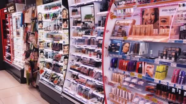 Полки с косметикой и косметикой в аптеке, обслуживание клиентов и шопинг — стоковое видео