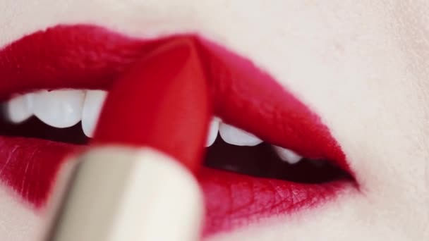 Rty s červenou rtěnkou a bílými zuby s úsměvem, makro detailní záběr na šťastný ženský úsměv, zubní zdraví a krásu make-upu — Stock video