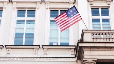 Ulusal Bağımsızlık Günü 'nün sembolü olan Amerika Birleşik Devletleri Başkanlık Seçim Günü' nden önce Washington 'daki binaya Amerikan bayrağı sallanıyor.