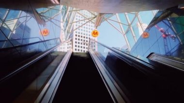 Şehir merkezindeki modern metro istasyonu, şehir ulaşımı olarak metro tüpü.