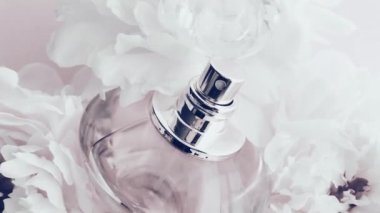 Şakayık çiçekli beyaz parfüm şişesi lüks kozmetik, moda ve güzellik ürünleri arka planında şık bir koku.