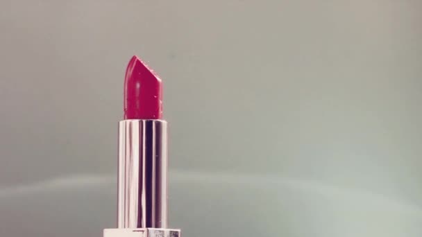 Lápiz labial rosa vintage en tubo plateado y destellos de luz brillante, producto de maquillaje de lujo y cosméticos de vacaciones para la marca de belleza — Vídeos de Stock