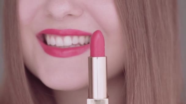 Ung kvinna ler, rosa läppstift och vita tänder, makro närbild av ett leende, tandhälsa och skönhet makeup — Stockvideo