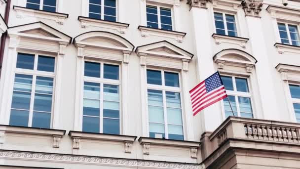 Bandera estadounidense ondeando en el edificio en Washington antes del día de las elecciones presidenciales de los Estados Unidos, símbolo de la celebración del Día Nacional de la Independencia — Vídeo de stock