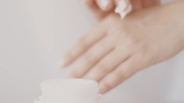 Mujer y su rutina de cuidado de la piel, mano femenina aplicando crema hidratante o loción corporal para una piel sana, producto cosmético orgánico y marca de belleza de lujo — Vídeo de stock