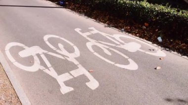 Modern şehirde bisiklet tabelası, sokakta bisiklet tabelası