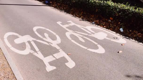 Cartel de bicicleta en la ciudad moderna, cartel de bicicleta en una calle — Vídeo de stock