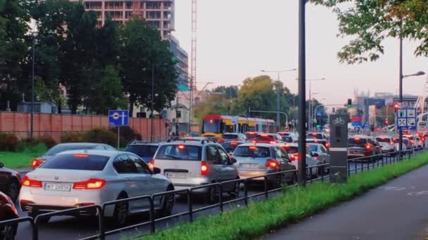 Carros na rua, trânsito no centro da cidade — Vídeo de Stock