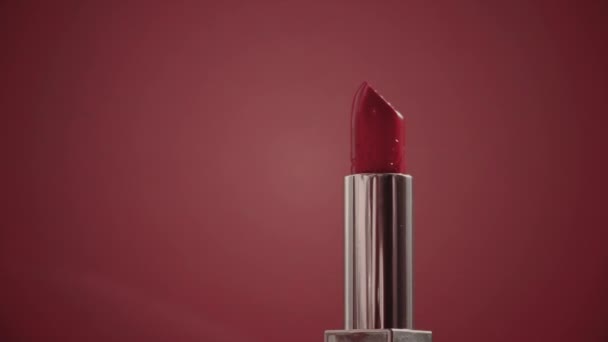 Vintage rött läppstift i silverrör och lysande ljus facklor, lyx make-up produkt och semester kosmetika för skönhet varumärke — Stockvideo