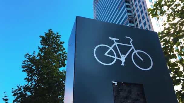 Cartel de bicicleta en la ciudad moderna, cartel de bicicleta en una calle — Vídeo de stock