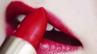 Dudakları kırmızı ruj ve beyaz dişli gülümseme, makro yakın plan mutlu kadın gülümsemesi, diş sağlığı ve güzellik makyajı