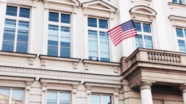 Ulusal Bağımsızlık Günü 'nün sembolü olan Amerika Birleşik Devletleri Başkanlık Seçim Günü' nden önce Washington 'daki binaya Amerikan bayrağı sallanıyor.