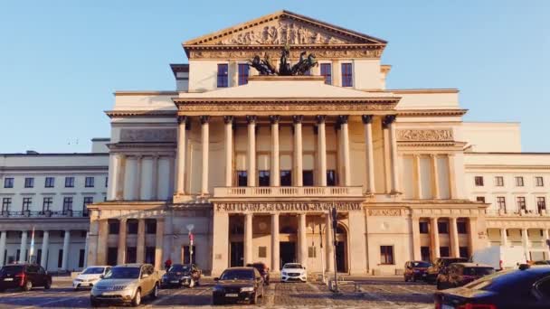 Poolse Nationale Opera bij zonsondergang, historisch gebouw van het Grand Theatre en Opera House — Stockvideo