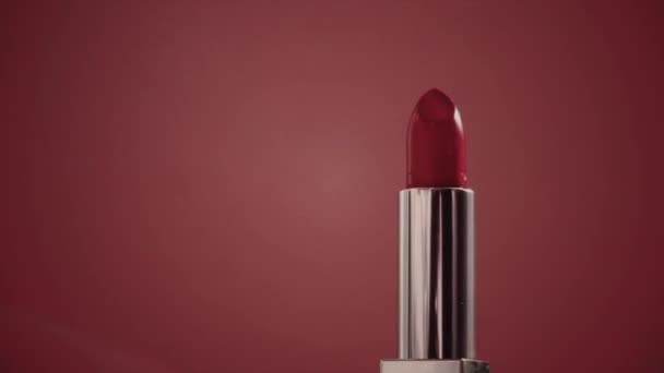 Batom vermelho vintage em tubo de prata e clarões brilhantes, produto de maquiagem de luxo e cosméticos de férias para a marca de beleza — Vídeo de Stock