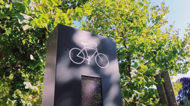 Cartel de bicicleta en la ciudad moderna, cartel de bicicleta en una calle — Vídeo de stock