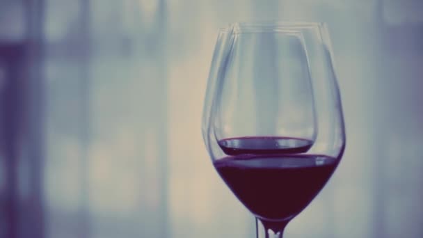 Rendez-vous romantique nuit et boisson pour deux, verres de vin rouge à l'intérieur lors de la dégustation de vin, boisson de vacances et apéritif comme fond pour la marque d'alcool et de spiritueux — Video
