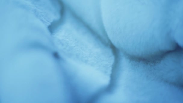 Azul macio pele casaco textura, roupas quentes de inverno, têxteis de luxo e tecido fundo acenando e se movendo — Vídeo de Stock