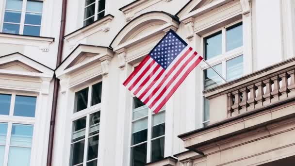 Bandiera americana che sventola sull'edificio a Washington prima del giorno delle elezioni presidenziali degli Stati Uniti, simbolo della celebrazione della Giornata nazionale dell'indipendenza — Video Stock