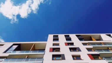 Avrupa 'da modern apartman blokları ve çağdaş konut binası, mimari ve gayrimenkul