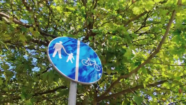 Cartel de bicicleta en la ciudad moderna, cartel de bicicleta en una calle — Vídeo de stock