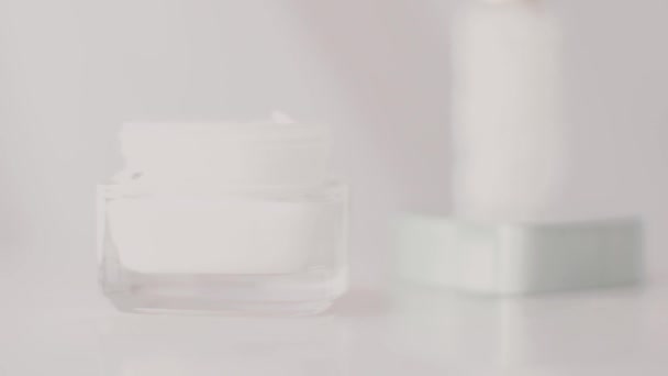 Mujer y su rutina de cuidado de la piel, mano femenina aplicando crema hidratante o loción corporal para una piel sana, producto cosmético orgánico y marca de belleza de lujo — Vídeos de Stock