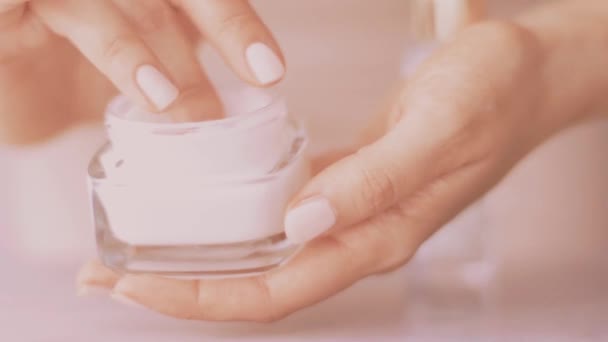 Mujer y su rutina de cuidado de la piel matutina, mano femenina aplicando crema hidratante o loción corporal para una piel sana, producto cosmético orgánico y marca de belleza de lujo — Vídeos de Stock