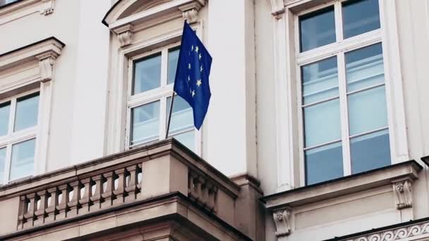 Bandiera dell'Unione europea che sventola sull'edificio a Bruxelles, Belgio, simbolo del Parlamento europeo, della Commissione e del Consiglio — Video Stock