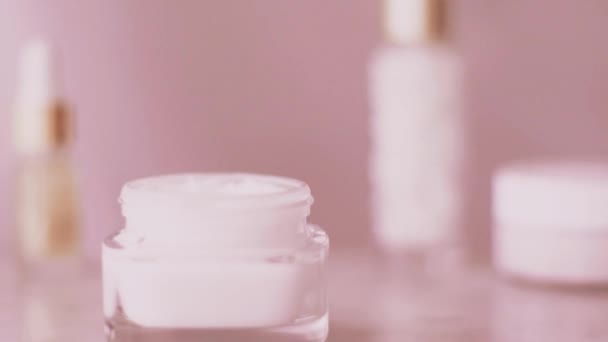 Gamme de produits de soins pour la peau rose, pot de crème pour le visage pour une routine de soins du corps saine, marque de cosmétiques et de beauté bio — Video