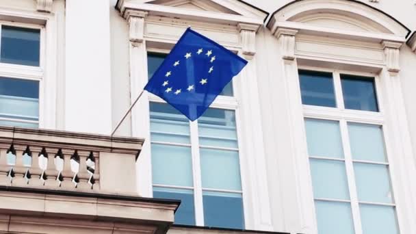 Europeiska unionens flagga viftar på byggnaden i Bryssel, Belgien, symbol för EU-parlamentet, kommissionen och rådet — Stockvideo