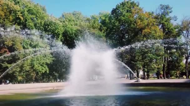 Şehir parkında çeşme ve gökkuşağı — Stok video