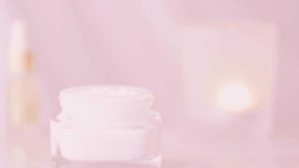 Línea de productos de cuidado de la piel rosa, frasco de crema facial para una rutina de cuidado corporal saludable, cosmética orgánica y marca de belleza — Vídeos de Stock