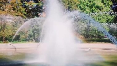 Şehir parkında çeşme ve gökkuşağı
