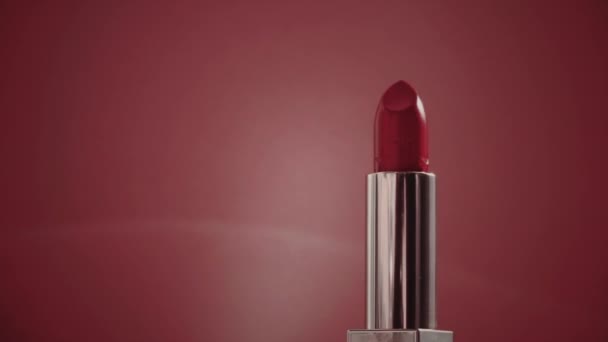 Batom vermelho vintage em tubo de prata e clarões brilhantes, produto de maquiagem de luxo e cosméticos de férias para a marca de beleza — Vídeo de Stock