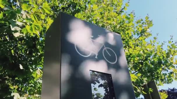 Bicycle sign in modern city, bike sign on a street — Stock Video