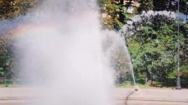 Şehir parkında çeşme ve gökkuşağı