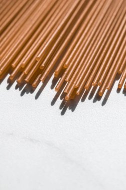 Kahverengi çiğ tahıllı spagetti, organik gıda malzemesi olarak İtalyan makarnası, makro ürün ve yemek kitabı tarifi.