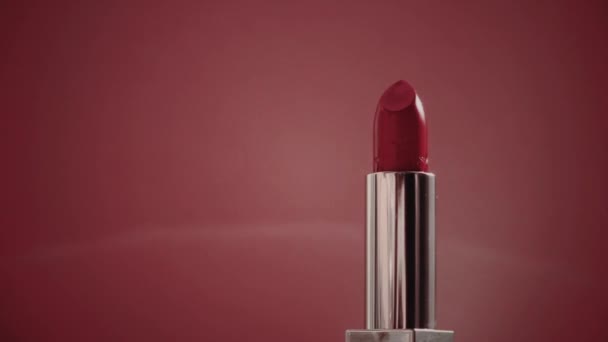 Vintage rött läppstift i silverrör och lysande ljus facklor, lyx make-up produkt och semester kosmetika för skönhet varumärke — Stockvideo