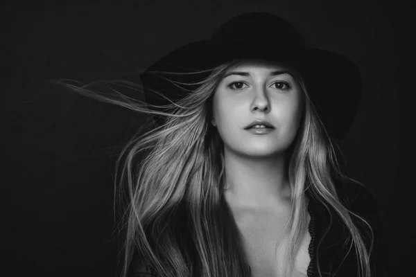 모자를 쓴 아름다운 금발의 여성, 패션 캠페인과 미용 브랜드를 위한 흑백의 예술 영화 초상화 — 스톡 사진