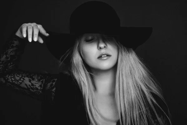 Belle femme blonde portant un chapeau, portrait de film artistique en noir et blanc pour la campagne de mode et la marque de beauté — Photo