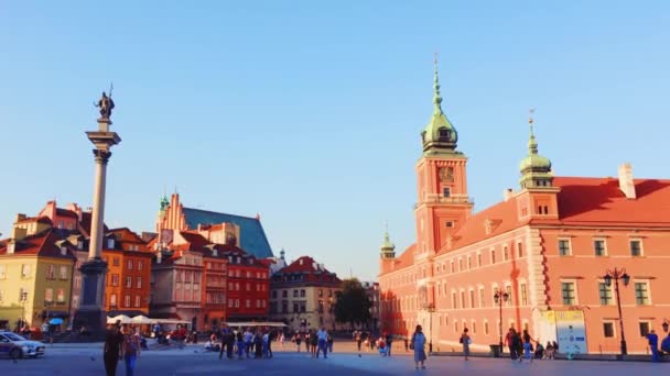 Plac Zamkowy Królewski, zabytkowe budynki i ulice Starego Miasta o zachodzie słońca — Wideo stockowe