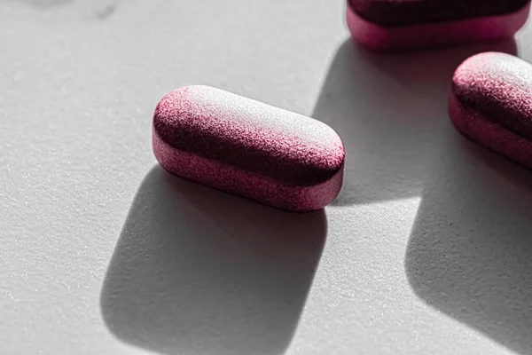 Comprimidos cor-de-rosa como medicamentos à base de plantas, loja de marca farmacêutica, drogas probióticas como cuidados de saúde nutricional ou suplementos dietéticos para anúncio da indústria farmacêutica — Fotografia de Stock