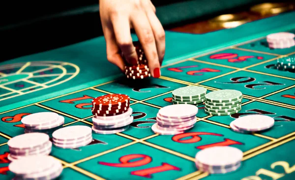 Ставки та гра в рулетку в казино, азартні ігри — стокове фото