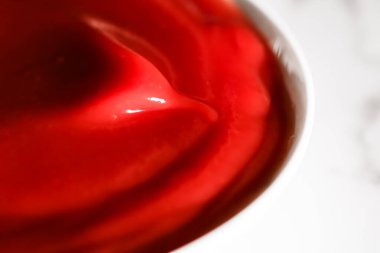 Organik ketçap, domates sosu yakın plan, yemek arkaplanı ve ev yapımı tarif.